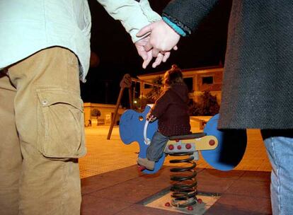 La peque?a Andrea juega frente a sus padres en un parque de Cartagena.