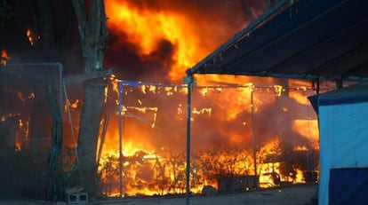 Las llamas devoran tres caravanas en Sueca, en una imagen facilitada por el Consorcio Provincial de Bomberos de Valencia.