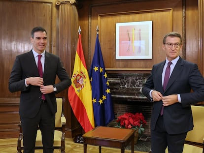 Reunión entre el presidente del Gobierno, Pedro Sánchez, y el líder de la oposición, Alberto Núñez Feijóo, el pasado diciembre en el Congreso de los Diputados.