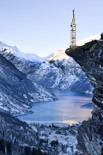 Con traje dorado y equilibrado sobre unas sillas a 250 metros de altura, en Flydalsjuvet Geiranger, Noruega, 2010.