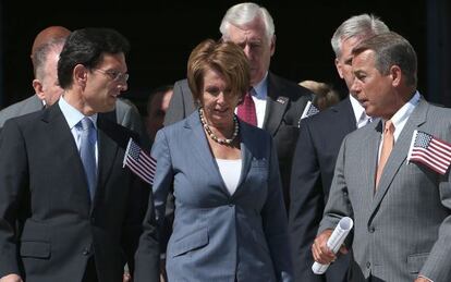 La demócrata Nancy Pelosi, rodeada del líder de la mayoría republicana, Eric Cantor -izquierda- y el presidente de la Cámara de Representantes, John Boehner.