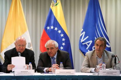 El enviado del Papa, monse&ntilde;or Celli, Ernesto Samper y Jos&eacute; Luis Rodr&iacute;guez Zapatero, este viernes en Caracas. 