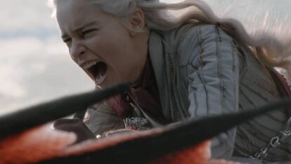 Daenerys Targaryen, de 'Juego de tronos', a lomos de su dragón Drogon.