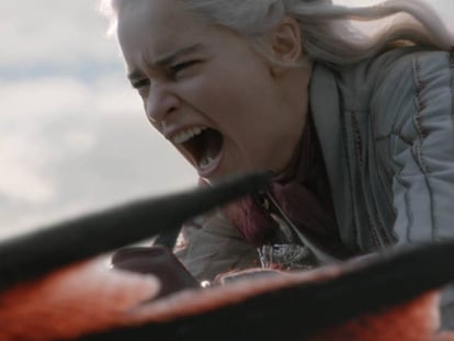 Daenerys Targaryen, de 'Juego de tronos', a lomos de su dragón Drogon.