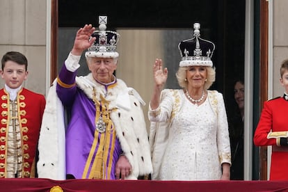 Carlos III y la reina Camila saludan desde el balcón del palacio de Buckingham. Los elegidos para salir al balcón son una muestra de la voluntad del rey de reducir al máximo el núcleo duro de la familia real británica. 