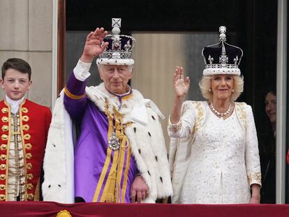 06 May 2023, United Kingdom, London: King Charles III (C) and Queen Camilla wave on the balcony of Buckingham Palace, London, following the coronation. Photo: Owen Humphreys/PA Wire/dpa
06/05/2023 ONLY FOR USE IN SPAIN