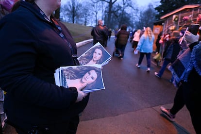 Este domingo se ha celebrado en Graceland (Memphis, Tennessee) un multitudinario funeral por Lisa Marie Presley, la única hija que tuvo Elvis Presley, que falleció de forma repentina el pasado 12 de enero. Tenía 54 años.