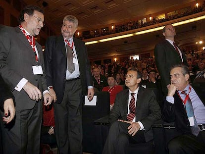 De izquierda a derecha, Mariano Rajoy, José María Fidalgo, José Luis Rodríguez Zapatero y Celestino Corbacho, en el congreso de CC OO.