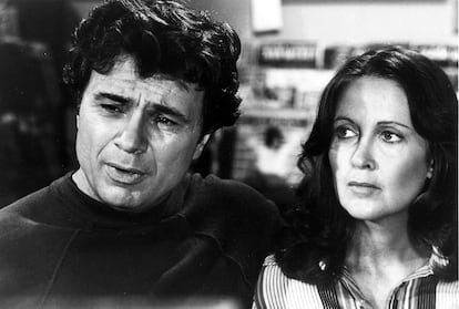 Robert Blake aparece en una de las escenas de su popular serie televisiva 'Baretta'.