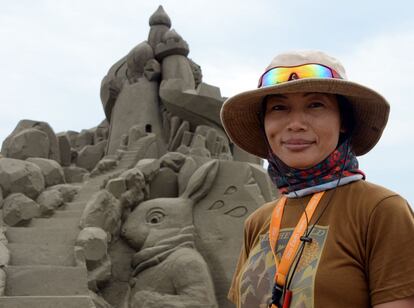 La artista japonesa Yoshiko Matsugi posa junto a su escultura.