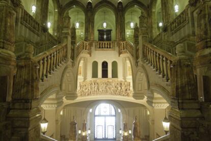La escalera fue construida con mármoles de Carrara destinados a un futuro palacio de la Ópera.