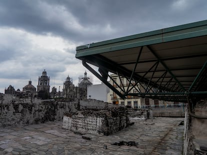 Vista del altar Tzompantli y la Casa de las Águilas, en el Templo Mayor de los aztecas, en Ciudad de México.