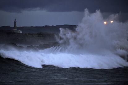 Una ola rompe en la península de la Magdalena de Santander, donde las alertas por temporal costero y viento fuerte continuarán activas durante el fin de semana. 