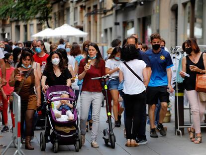 Gente paseando por el centro de Girona, el 6 de junio.