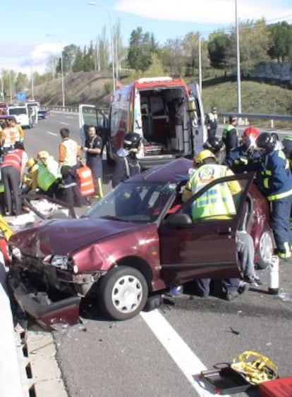 Sanitarios, bomberos y policía, en el lugar del siniestro.