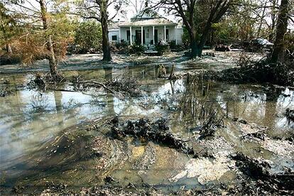 Una casa con agua contaminada casi hasta la misma puerta, en Violet, en las afueras de Nueva Orleans (Luisiana).