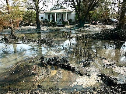 Una casa con agua contaminada casi hasta la misma puerta, en Violet, en las afueras de Nueva Orleans (Luisiana).
