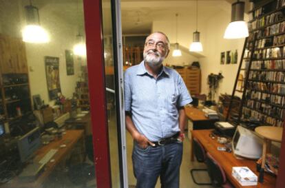 Juan Miguel Gutiérrez, director de la película <i>La plaza de la música, </i>en su estudio de San Sebastián.