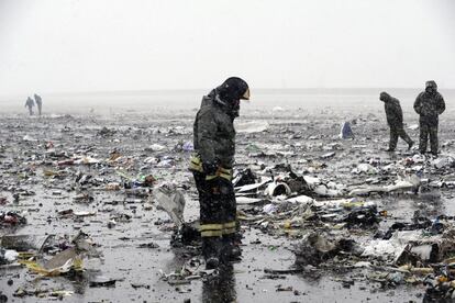 Según la lista oficial difundida por el ministerio de Situaciones de Emergencia de Rusia, en la aeronave viajaban 55 pasajeros, en su mayoría ciudadanos rusos que volvían de vacaciones, además de varios ucranianos, un ciudadano uzbeko y otro indio. En la imagen, un bombero en la pista de aterrizaje.