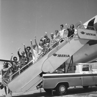 Un grupo de maniquíes saludan desde las escalerillas del avión de Iberia que las llevará a Nueva York para participar en el desfile de alta costura programado en el pabellón español de la Exposición Universal de Nueva York, 1965.