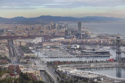 El puerto de Barcelona y Ciutat Vella con el Maresme al fondo.