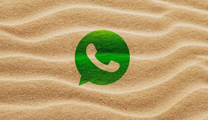 Logo de WhatsApp en la arena.