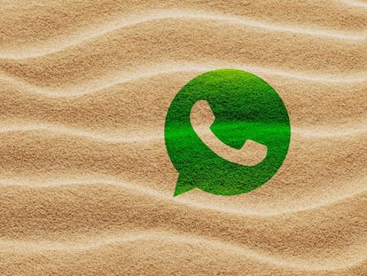 Logo de WhatsApp en la arena.