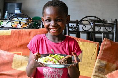 Auriane Esther, de seis años, vive en Gonzagueville, un suburbio de Abiyán, en el sur de Costa de Marfil. Come 'garba', un plato elaborado con sémola de mandioca, atún frito y verduras. "Es difícil conseguir alimentos nutritivos para alimentarla porque la vida se ha encarecido y esto se ha agravado con la covid-19", lamenta su madre, Amandini Prospère.