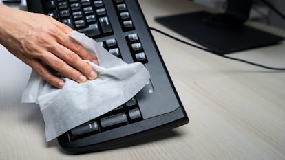 Desde gamuzas, pasando por bastoncillos o envases de aire comprimido: limpiar el teclado es más fácil con ellos.