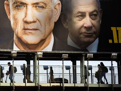 Carteles electorales de Netanyahu y Gantz, en febrero en Tel Aviv.