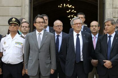 El presidente de la Generalitat, Artur Mas y el alcalde de Barcelona, Xavier Trias, entre otra personalidades, durante el minuto de silencio por las v&iacute;ctimas del accidente del tren de Santiado. 