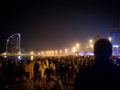 Celebración en la Barceloneta de la primera noche tras el final del toque de queda.