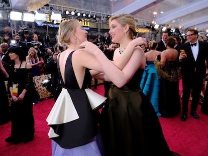 Saoirse Ronan y Greta Gerwig en la gala de los Oscar de 2020, en Los Ángeles.