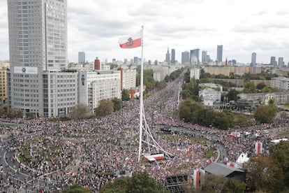 Cientos de miles de personas asisten en una marcha convocada por Plataforma Cívica el pasado 1 de octubre en Varsovia.