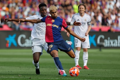 Lamine Yamal dispara en el partido ante el Madrid.