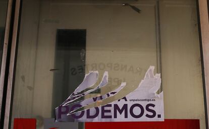 Restos de un cartel electoral de Podemos.