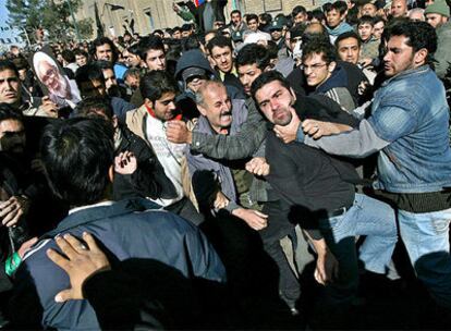 Simpatizantes del ayatolá Montazerí se enfrentan en las calles de Qom a seguidores del Gobierno de Ahmanideyad.