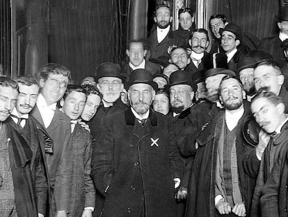 Un grupo de estudiantes despide a Ramón y Cajal en la estación del Norte de Madrid, de donde salía para recoger el Nobel en Estocolmo en 1906.