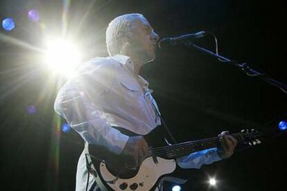 El ex componente de Dire Straits Mark Knopfler, durante su actuación (junto a Emmylou Harris) este martes en Barcelona.