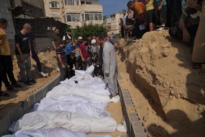 Entierro en el cementerio de Deir al Balah, en la franja de Gaza, de las víctimas de los bombardeos israelíes, este lunes.