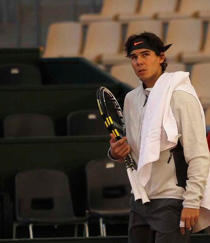 El tenista español Rafa Nadal se prepara en la pista del estadio de la Cartuja para la final de la copa Davis ante Argentina