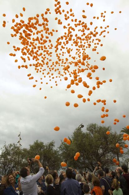 Lanzamiento de globos con un corazón que contiene las banderas catalana, española y europea, en el acto organizado por Ciutadans con motivo de la Diada de Cataluña, en el Paseo de la Barceloneta.