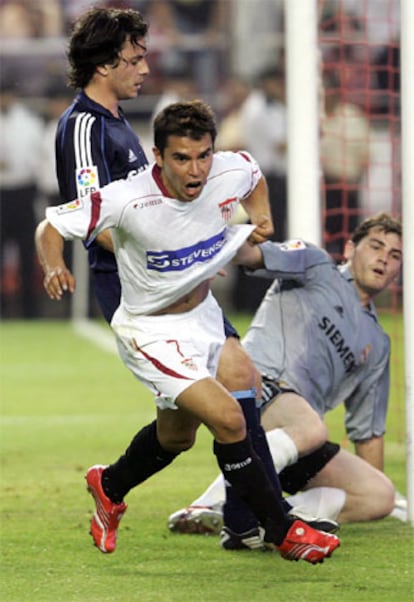 Saviola echa a correr, feliz, tras su segundo gol