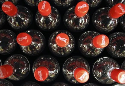 Botellas de Coca Cola en un supermercado.