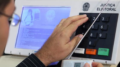 Teste de segurança: convidado pela Justiça Eleitoral, especialista em informática tenta burlar a urna eletrônica.