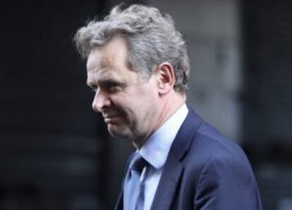 El jefe de misión para Grecia del FMI, Poul Thomsen, sale del ministerio de Finanzas tras reunirse con el ministro Yannis Sturnaras, en Atenas, Grecia, el 9 de septiembre del 2012, que va a presentar el programa de recortes.