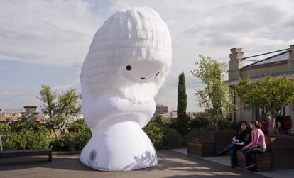 Una de las criaturas de la exposici&oacute;n &#039;Pictoplasma-White Noise&#039;, en la terraza de La Casa Encendida. 