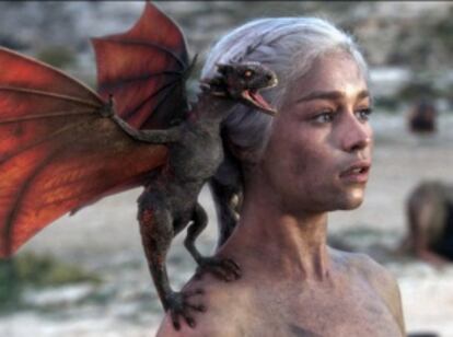 Daenerys Targaryen con un dragón en una imagen de la segunda temporada televisiva de 'Juego de tronos'.