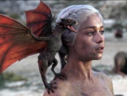 Daenerys Targaryen con un dragón en una imagen de la segunda temporada televisiva de 'Juego de tronos'.