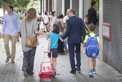 Unos padres con sus hijos. 